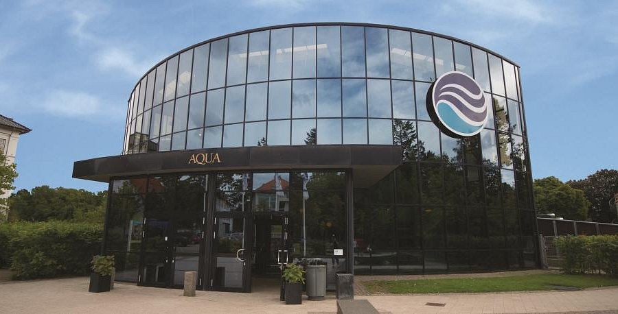 AQUA Ferskvandsavariet med store akvarieanl&aelig;g og besøgende i Silkeborg