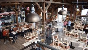 Bone's bar og grill ved Vejle Havn med udsigt over fjorden og afslappet stemning