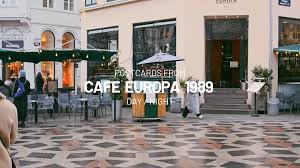 Caf&eacute; Europa i Vejle med hyggelig stemning og g&aelig;ster ved sm&aring; borde