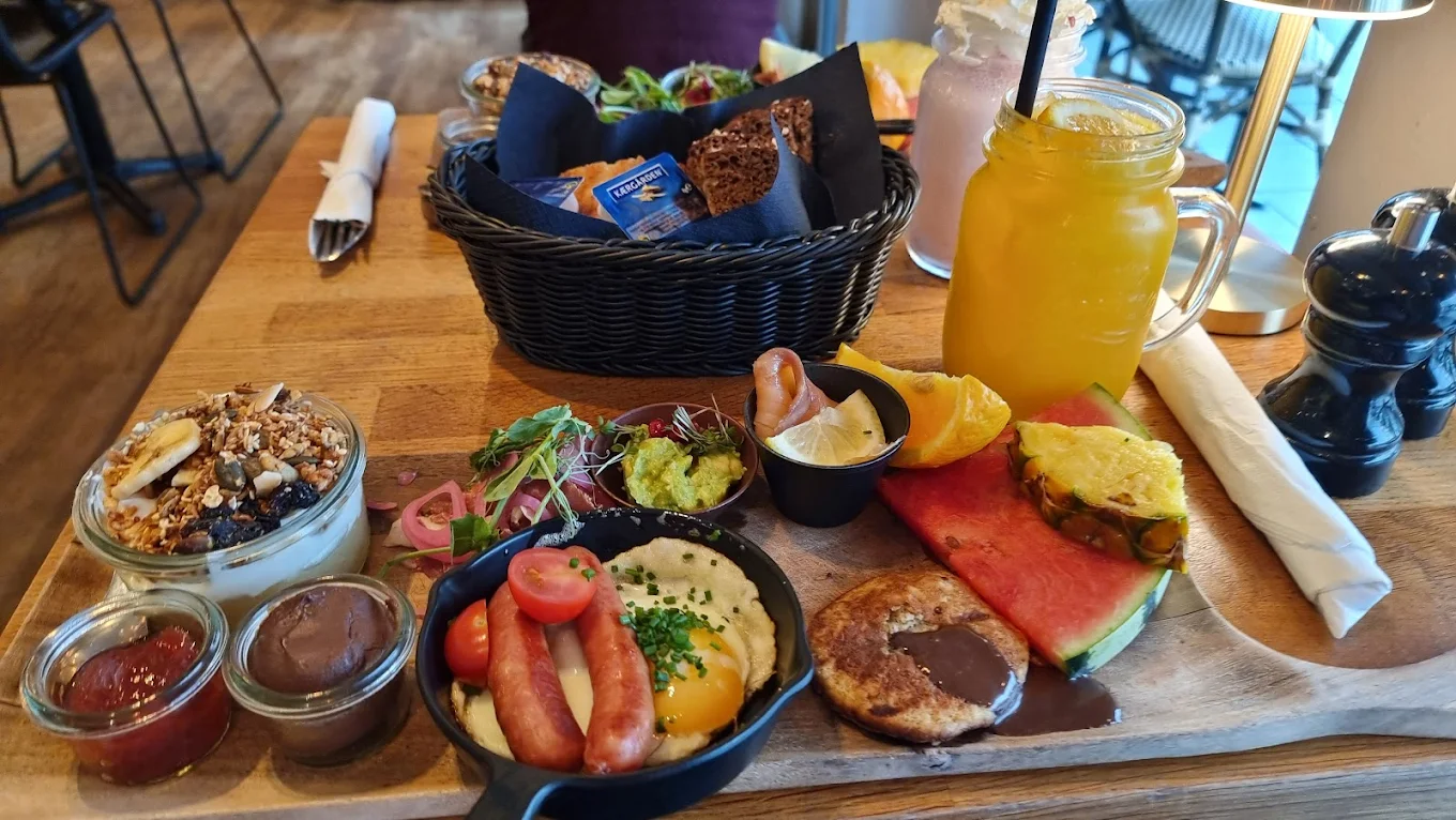 Terrasse med flot udsigt over Aarhus &aring; &ndash; Cafe Faust Aboulevarden