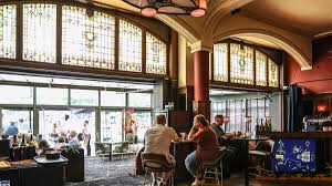 Caf&eacute; Gaia i Randers med kunstnerisk interi&oslash;r og hyggelig stemning
