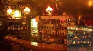 R&oslash;dt fl&oslash;jl og stearinlys i bohemisk jazzbar &ndash; Caf&eacute; Intime Frederiksberg