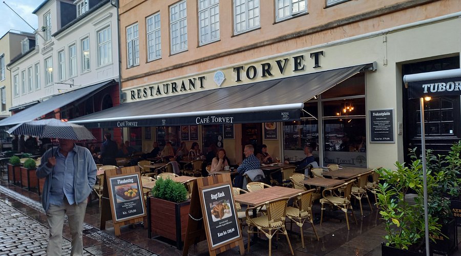 Caf&eacute; K p&aring; Torvet i Silkeborg med udeservering og byliv