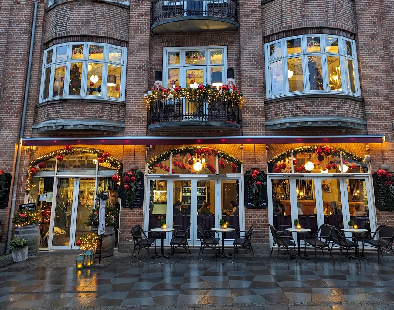 Lys og luftig hjørnecaf&eacute; &ndash; Cafe Peace Boulevarden Aalborg