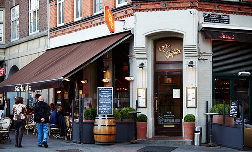 Pariserbrasserie-stil caf&eacute; med terrasse og hyggestemning &ndash; Caf&eacute; Skt. Gertrud Odense