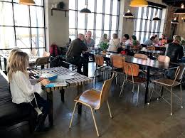 Hyggeligt café-interiør med bar og l&aelig;nstole i Caf&eacute; Urban Fredericia