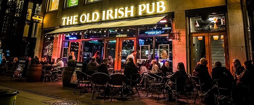Den Irske Pub i Randers med varmt lys og live musik