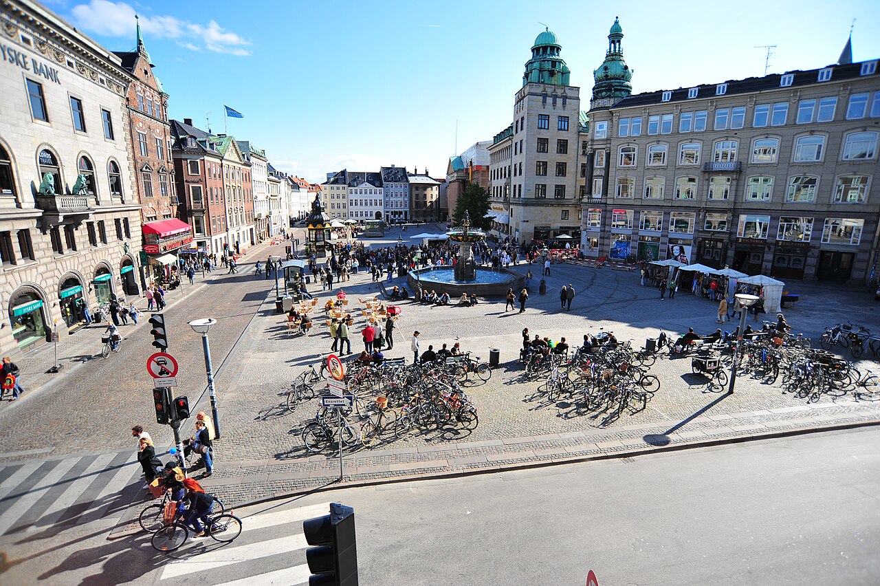 Gammelt torv med historiske bygninger og barlivunder lygternes skær i Viborg
