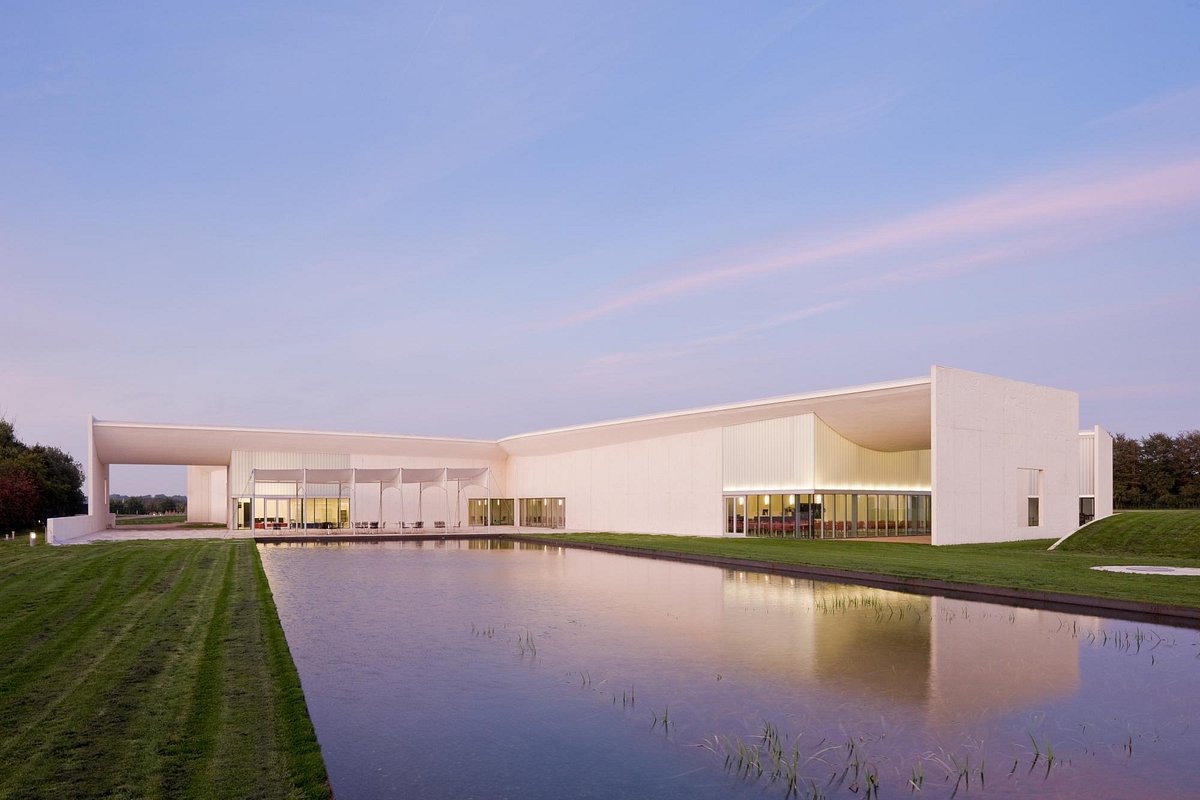 HEART museum i Herning med Steven Holls karakteristiske arkitektur og skulpturpark