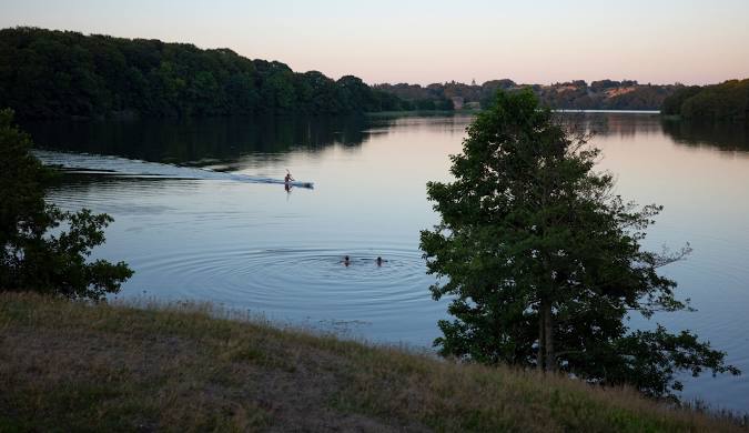 Egeskov spejler sig i Hald Sø ved Viborg en efterårsdag