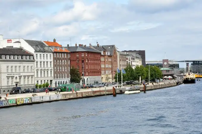 Havnegade i Esbjerg med terrasser og solnedgang over vandet