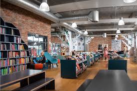 Herning Bibliotek og g&aring;gade med travlt byliv og str&aring;lende atmosf&aelig;re