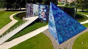 Herning Kunstmuseum i Birk Centerpark med gr&oslash;nne omgivelser og skulpturer