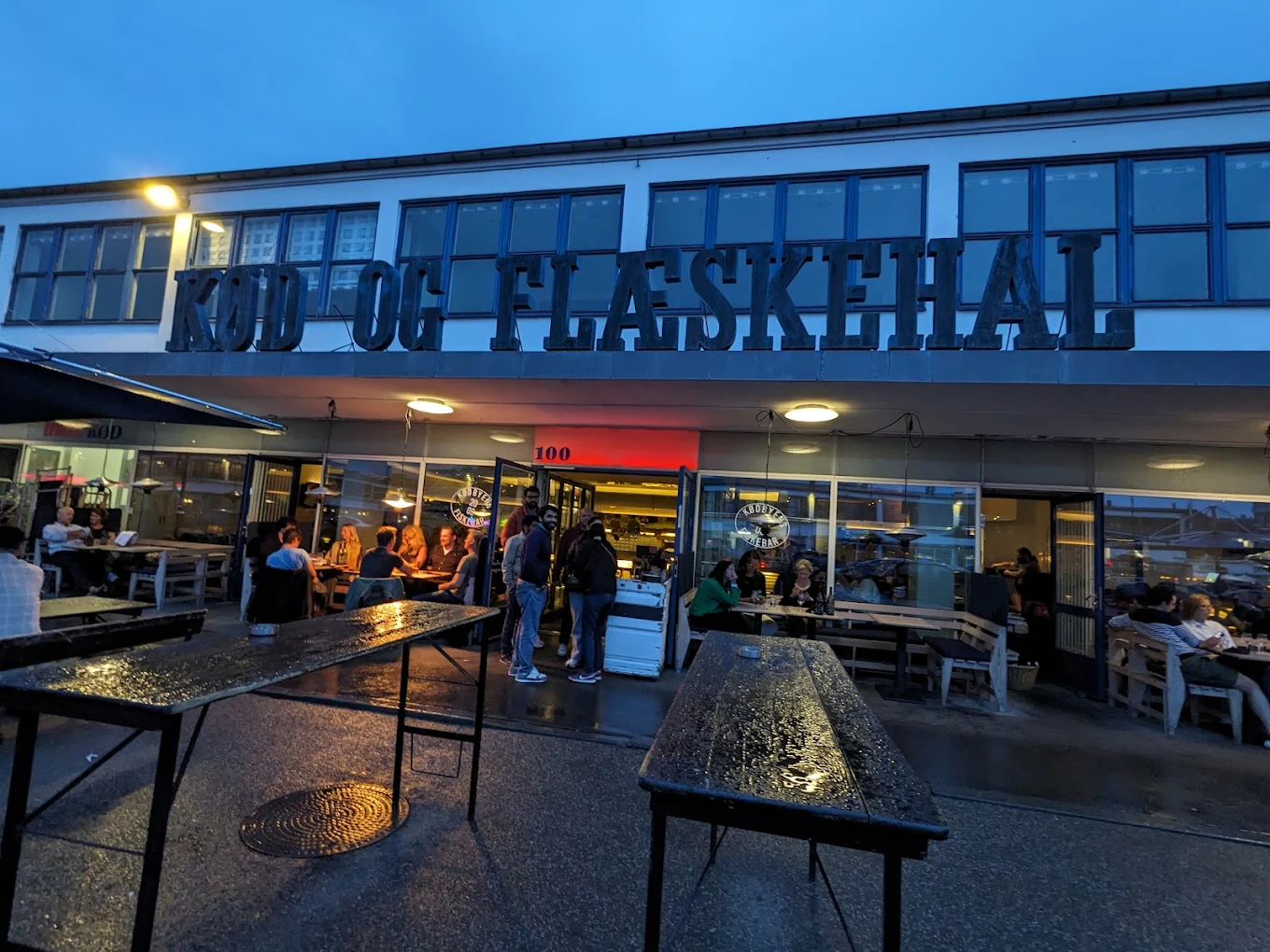 Industri&aelig;l seafood-bar med lang bardisk &ndash; K&oslash;dbyens Fiskebar Vesterbro