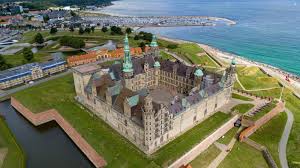 Kronborg Slot set fra sundet med de karakteristiske kobber-sp&iring;r mod himlen