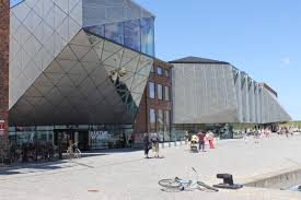 Kulturv&aelig;rftet i Helsingør med havneudsigtsterrassen og moderne arkitektur