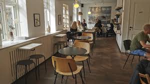 Minimalistisk specialkaffebar med vinylplade og keramik &ndash; La Cabra Aarhus Latinerkvartet