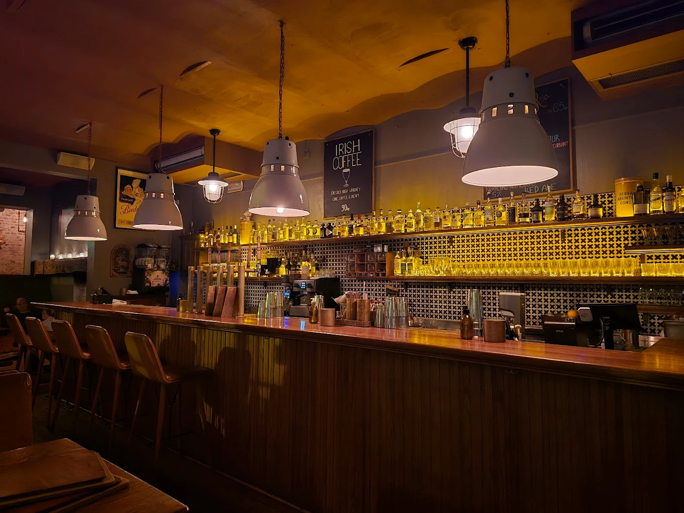 Historisk bar med lysgirlandere og gårdhave &ndash; Lidkoeb i Vesterbro K&oslash;benhavn