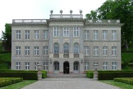 Marienlyst Slot i Helsingør med den fredelige have og klassiske facade