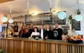 Craft beer-bar med ikonisk Mikkeller-art p&aring; v&aelig;ggene &ndash; Mikkeller Bar Aarhus