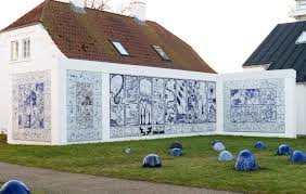 Museum Jorns moderne museumsbygning med skulpturer i haven i Silkeborg