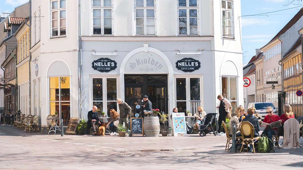 Hyggelig kaffe- og vinbar med stenv&aelig;g og naturlys &ndash; Nelle's Odense Gamlebyen