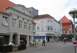Perlegade g&aring;gaden i S&oslash;nderborg med caféborde og livligt bymilj&oslash;