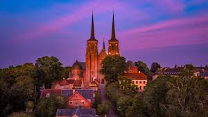 Roskilde Domkirke set fra pladsen nedenfor med de karakteristiske sp&aring;nede t&aring;rne