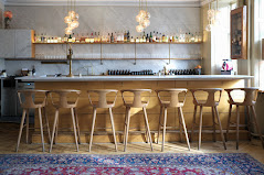 Intim cocktailbar med d&aelig;mpet lys og bl&oslash;de l&aelig;nstole &ndash; Ruby i K&oslash;benhavn
