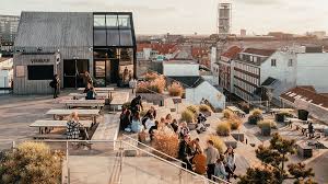 Panoramaudsigt over Aarhus fra Salling Rooftop med glasskybridge