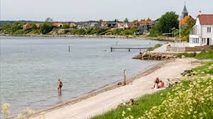 Als sandstrand ved S&oslash;nderborg med bl&aring;t vand og sommersol