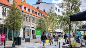 S&oslash;ndergade i Horsens med terrasser og g&aring;gade-stemning