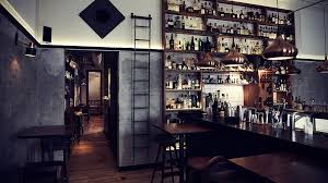 Historisk apoteksindretning med stearinlys og cocktails &ndash; St. Pauls Apothek Aarhus