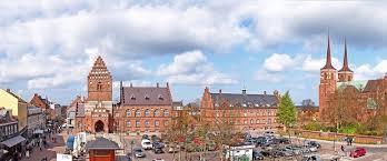 St&aelig;ndertorvet i Roskilde med udeservering og byliv en sommeraften