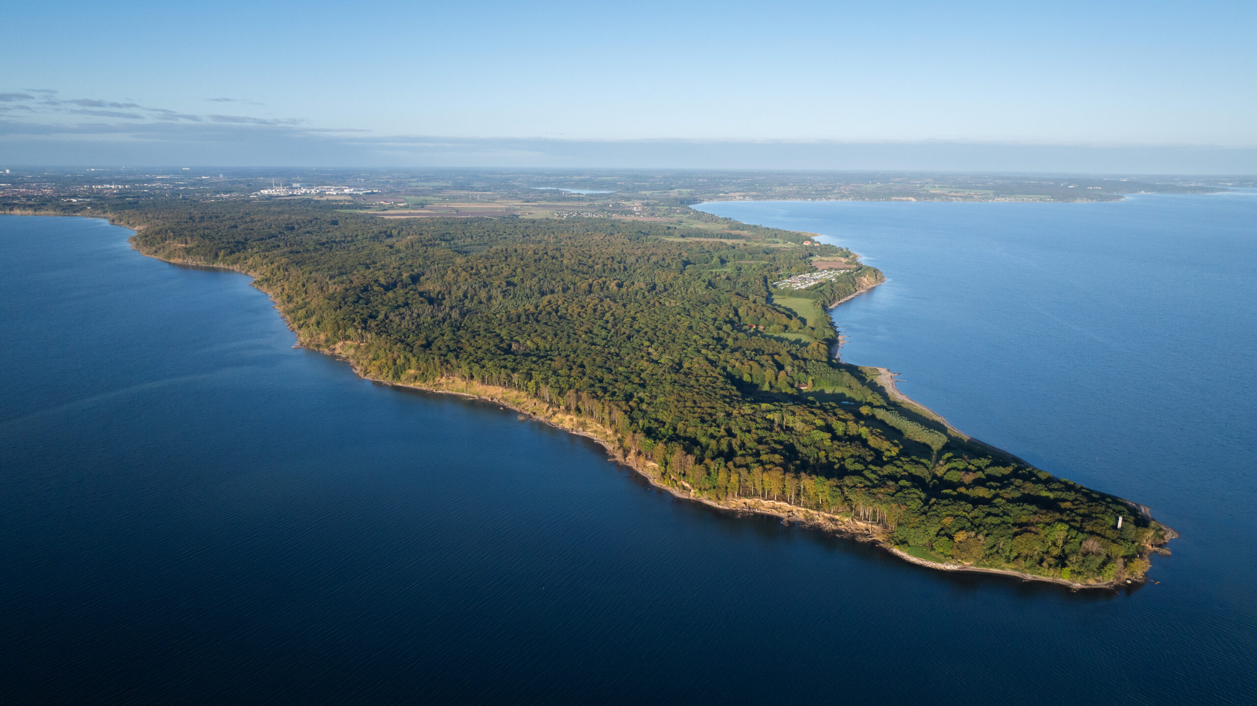 Skovsti p&aring; Trelde N&aelig;s med udsigt over Lillebælt og b&oslash;geskov