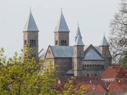 Viborg Domkirkes to hvide t&aring;rne rejser sig over Domkirkepladsen