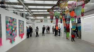 Lyse udstillingslokaler i Viborg Kunstmuseum med moderne kunst