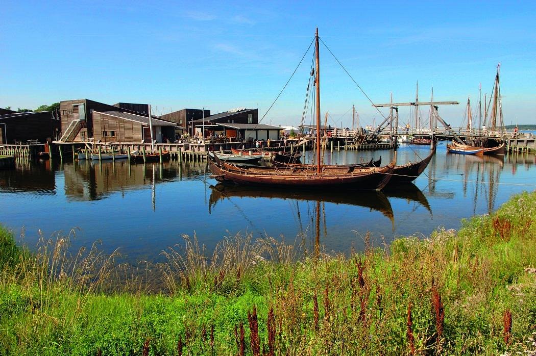 Vikingeskibe i museets store hal ved Roskilde Fjord
